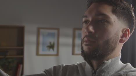joven en casa eligiendo traje de negocios del armario para entrevista de trabajo 3