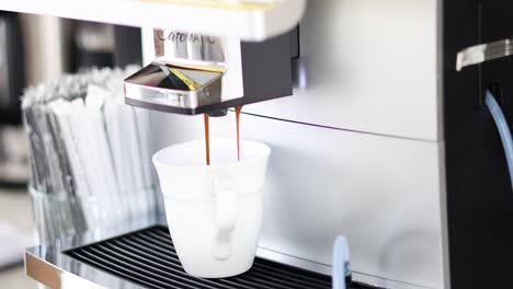 secuencia de café siendo dispensado en una taza