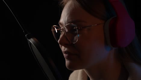 mujer grabando voces en un estudio