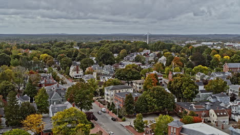 Newburyport-Massachusetts-Vista-Aérea-V1-Escénica-Sobrevuelo-De-Drones-De-Bajo-Nivel-Y-Alrededor-Del-Centro-De-La-Ciudad-Capturando-Hermosos-Paisajes-Urbanos-Durante-El-Día---Filmado-Con-Una-Cámara-Inspire-2,-X7---Octubre-De-2021