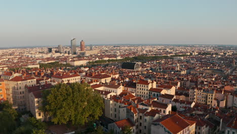 Tiro-De-Dron-Descendente-De-Lyon-Francia-Brillando-En-La-Luz-Del-Atardecer