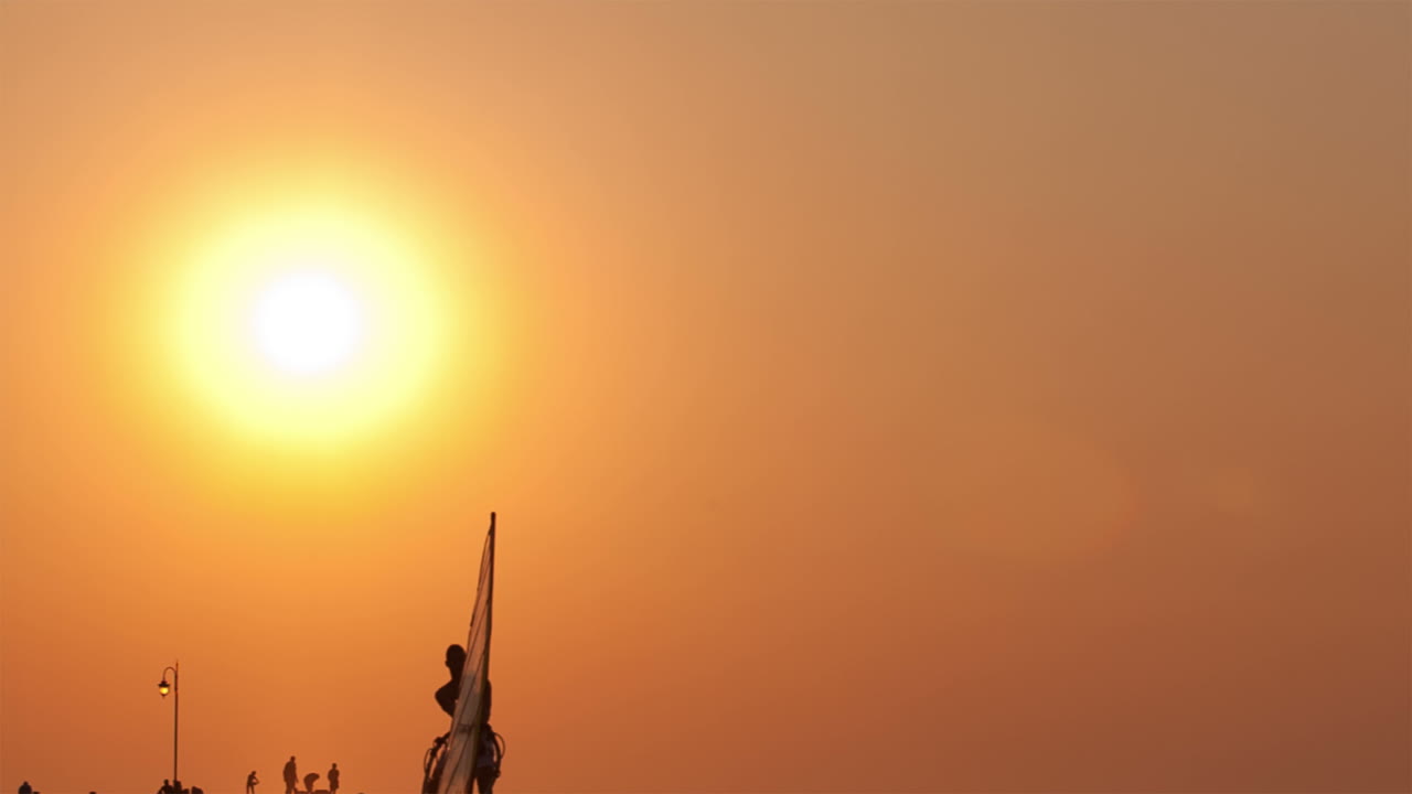 해가 지는 서퍼의 실루