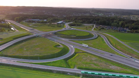 Vista-Aérea-De-La-Carretera-S6-En-Kielno-Gdynia,-Polonia-Durante-La-Puesta-De-Sol-De-La-Hora-Dorada