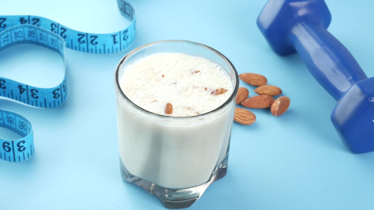Amandelmelk smoothie met fitnessaccessoires
