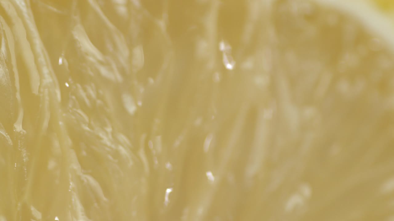 매운 레몬 조각은 천천히 회전합니다.