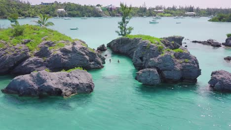 在摩根島附近的清<unk>浅水中漂浮的兩名游泳者