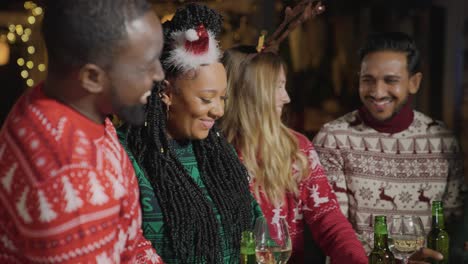 Seguimiento-De-Disparo-Acercándose-A-Amigos-Celebrando-La-Navidad-En-Un-Bar.