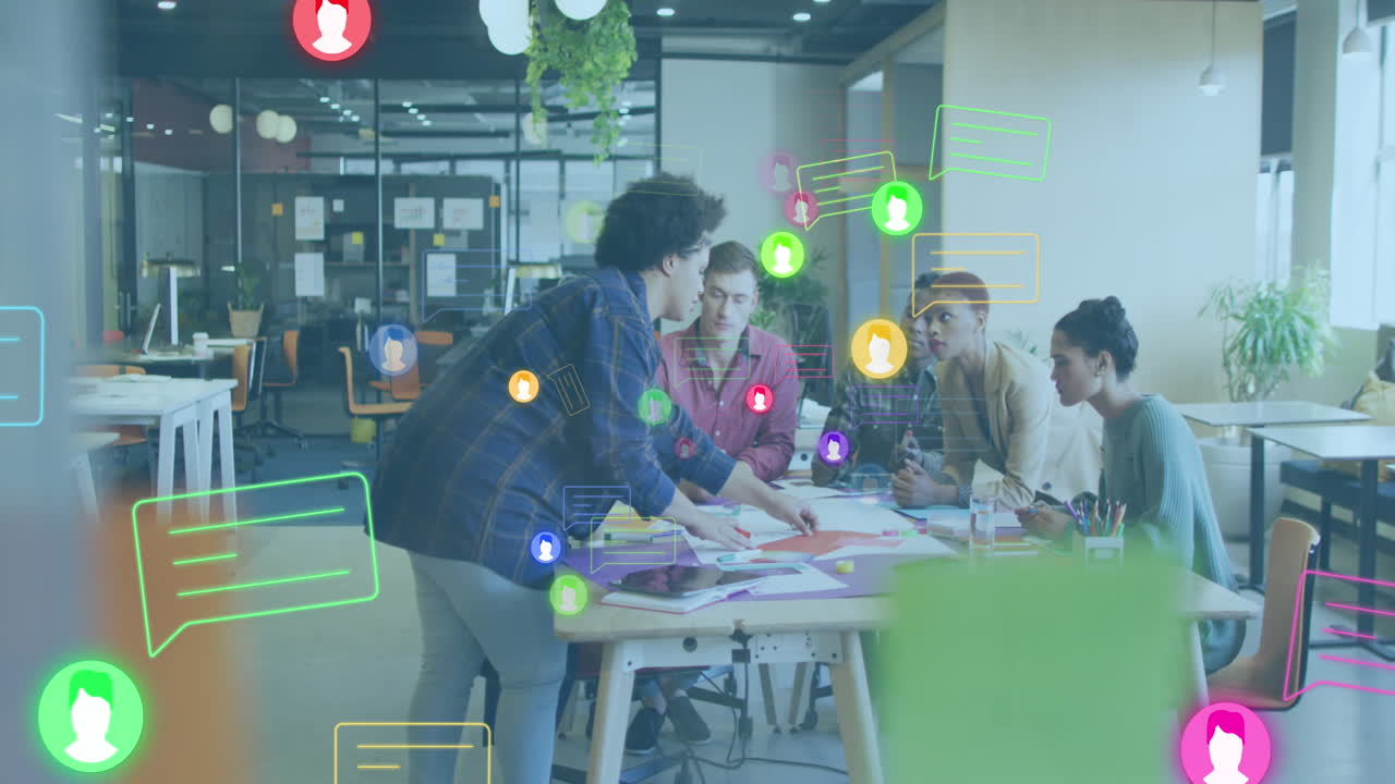 animación de iconos de medios sobre diversas personas de negocios que trabajan en la oficina