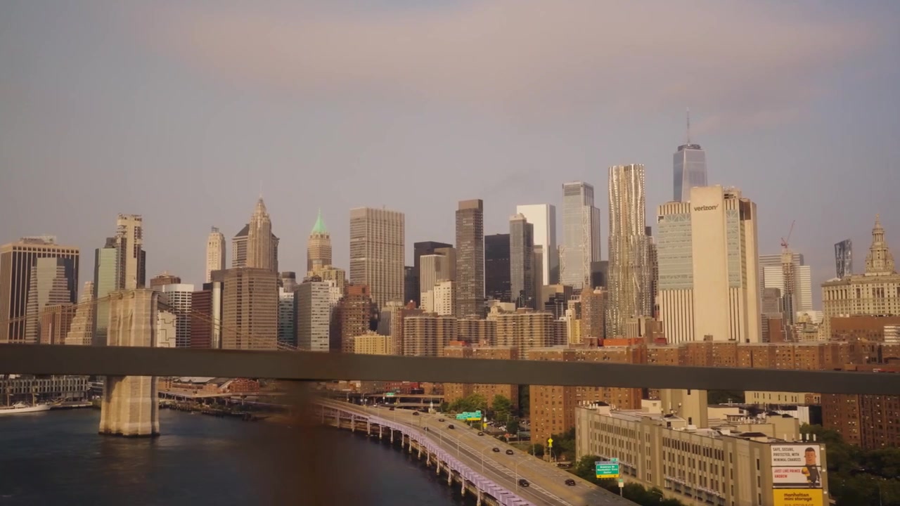 Plano amplio POV mostrando el horizonte de la ciudad de Nueva York durante un viaje en tren por el Puente de Manhattan - cámara lenta