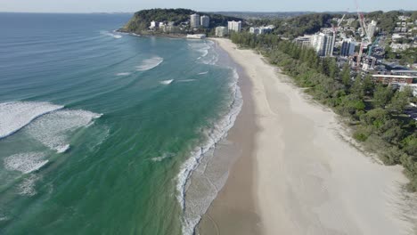 Suburbio-Costero-Y-Parque-Nacional-Burleigh-Head-En-Queensland,-Australia---Toma-Aérea-De-Drones