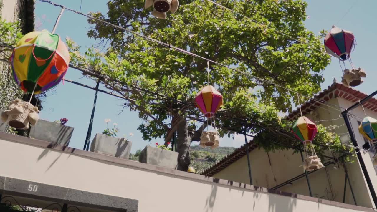 유럽 마을 의 다채로운 풍선 장식