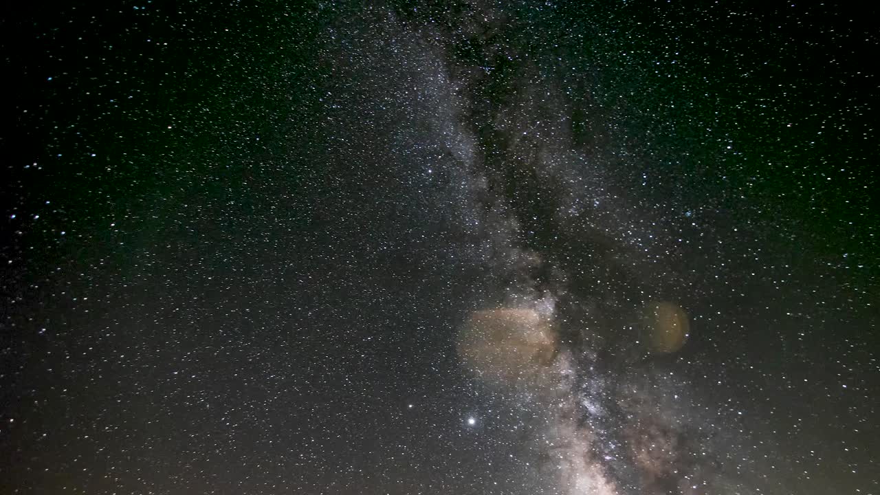 млечный путь галактика ночное небо timelapse полный мерцающих звезд и метеоритов, пан выстрел