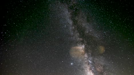 vía láctea, el cielo nocturno, el lapso de tiempo lleno de estrellas brillantes y meteoros.