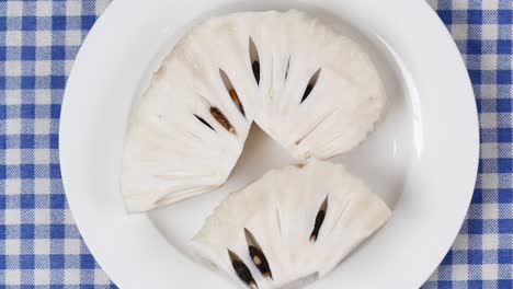 frutta di soursop su un piatto sulla tavola ,