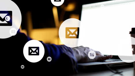 animación del icono del sobre en círculos sobre la sección media del hombre caucásico trabajando en la computadora portátil