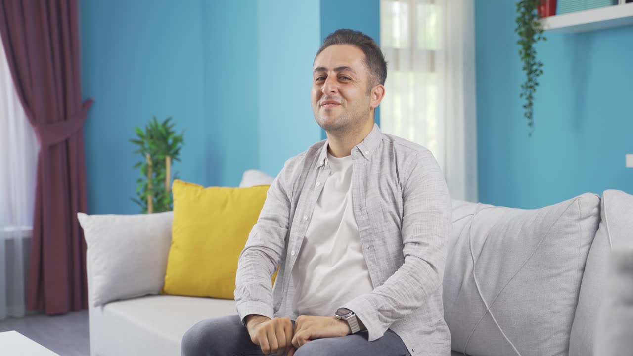 남자가 카메라에 심장 표시를 하고 있습니다.