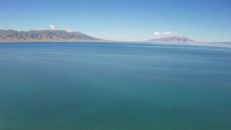 lago azul y montañas en un día soleado.