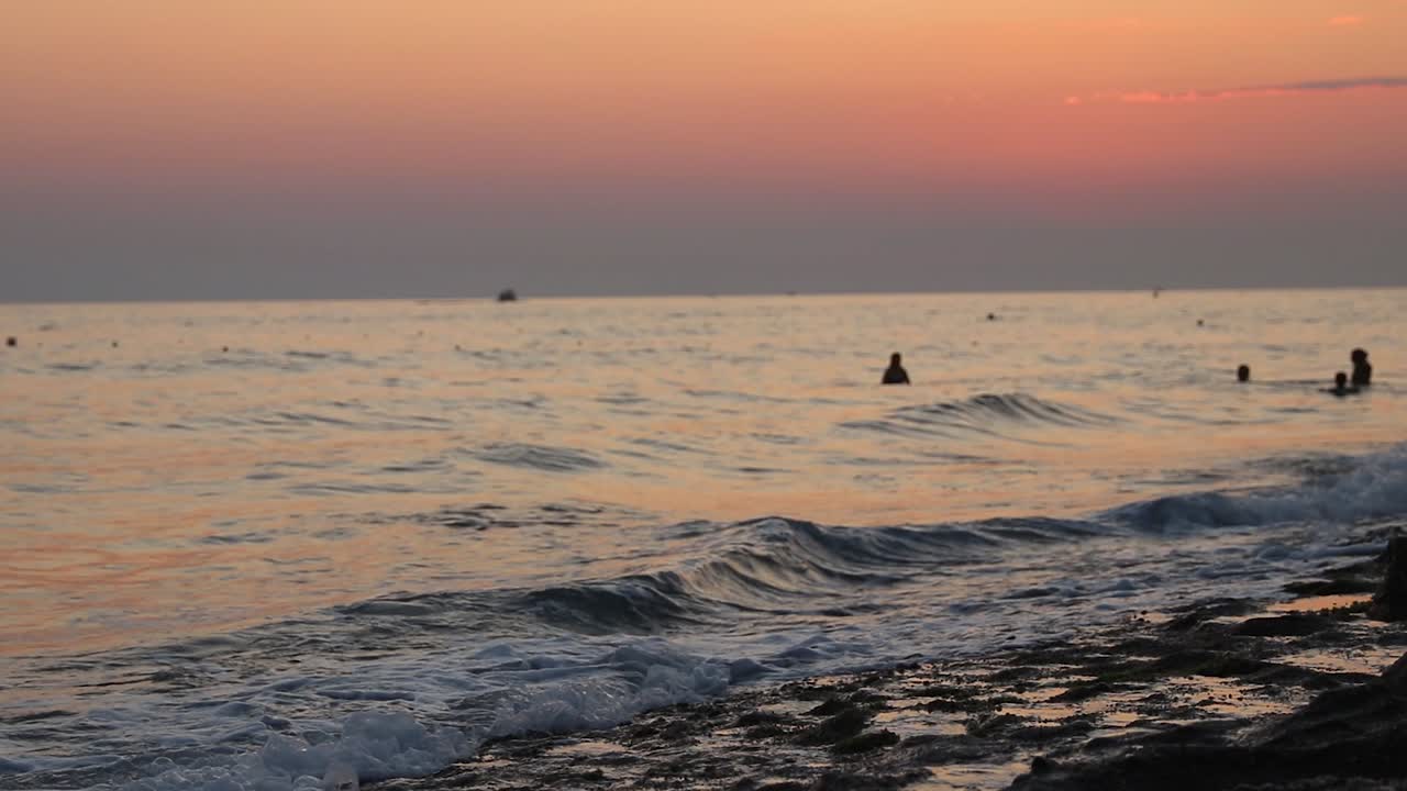 un joven caminando al atardecer