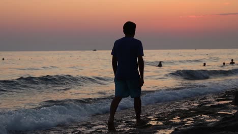 Joven-Caminando-Al-Atardecer