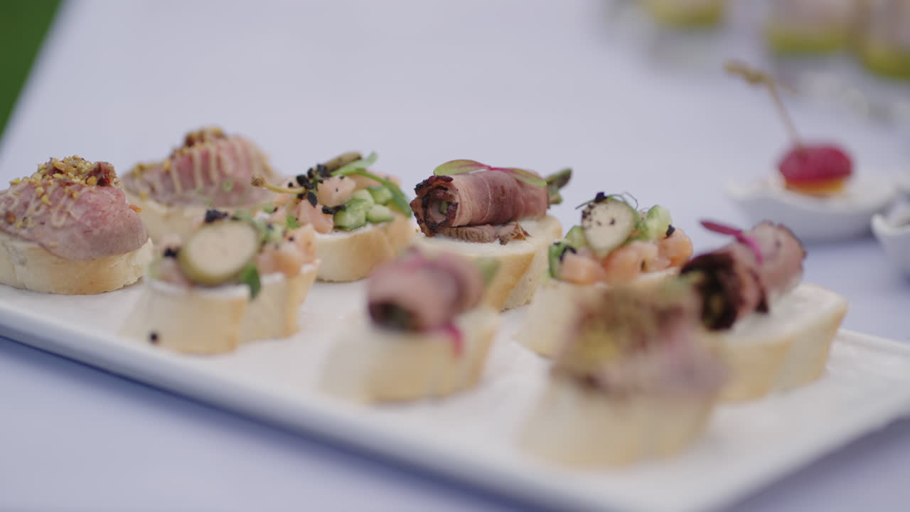 buffet de dedos al aire libre deliciosos sándwiches pequeños en el plato en la mesa en el jardín servicio de catering en un evento al aire libre