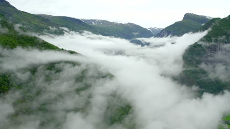 Drohnenflug-über-Konserven---Mit-Wolken-Gefüllte-Norwegische-Fjorde