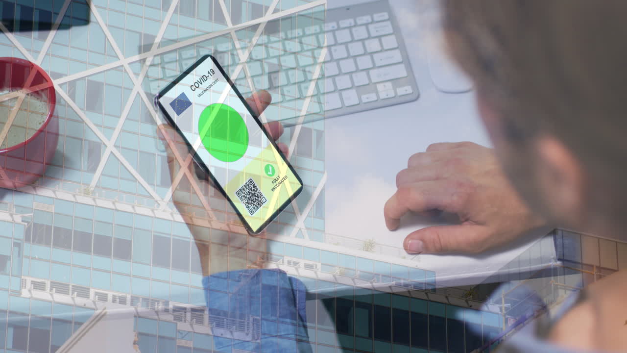 animación de un hombre con un teléfono inteligente con pasaporte de vacunación contra la covid-19 sobre el paisaje urbano