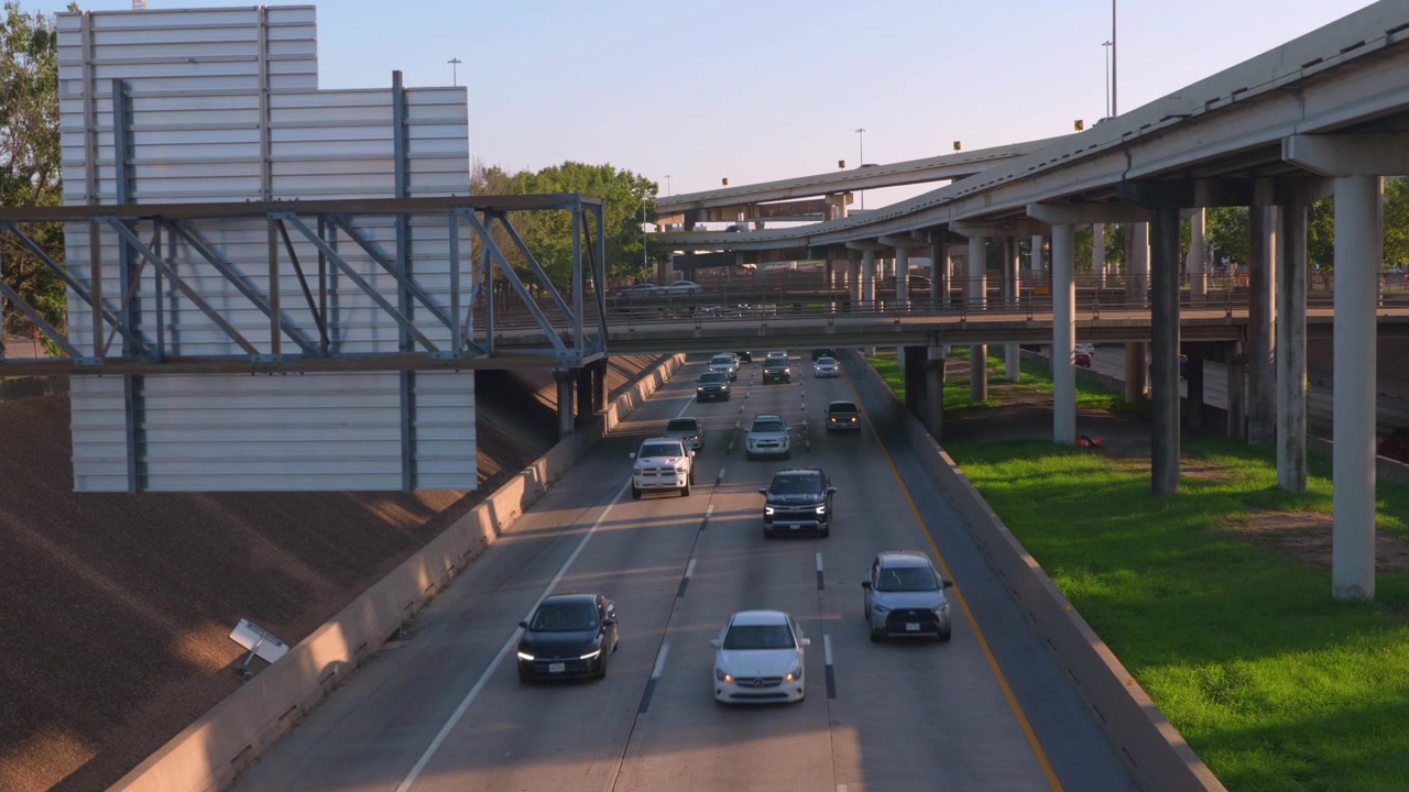 Vista aerea con drone del traffico pendolare che viaggia lungo la U.S. Highway 59 Sud (Interstate 69) a Houston, Texas. Il filmato mostra un movimento costante dei veicoli su una delle arterie di trasporto più trafficate della città