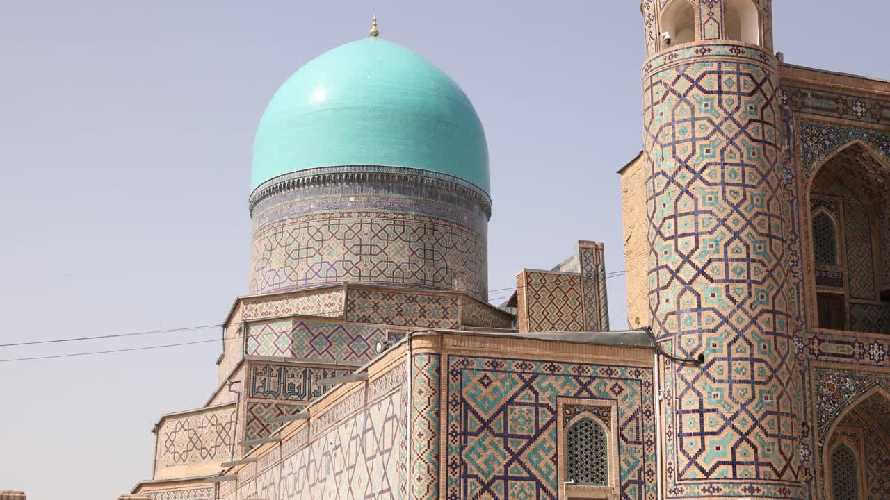 cúpulas islámicas azules brillantes minaretes ornamentados con azulejos en samarcanda, uzbekistán a lo largo de la histórica ruta de la seda