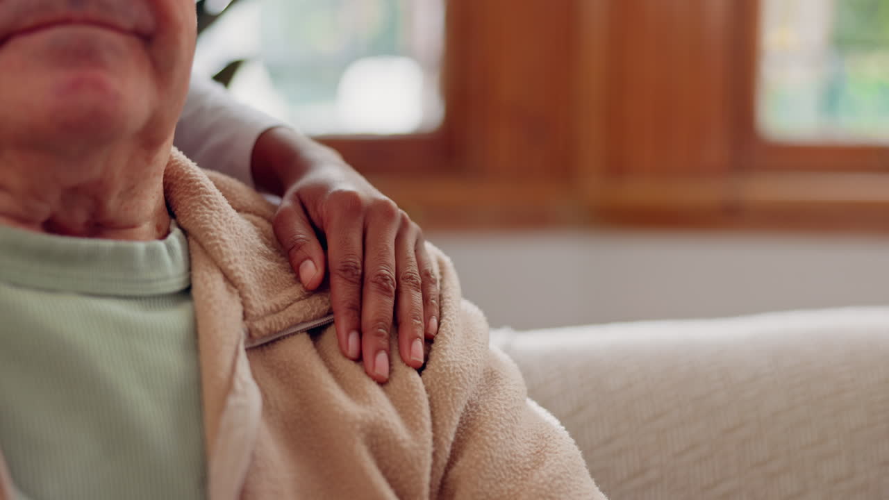 paciente mayor, manos sobre el hombro