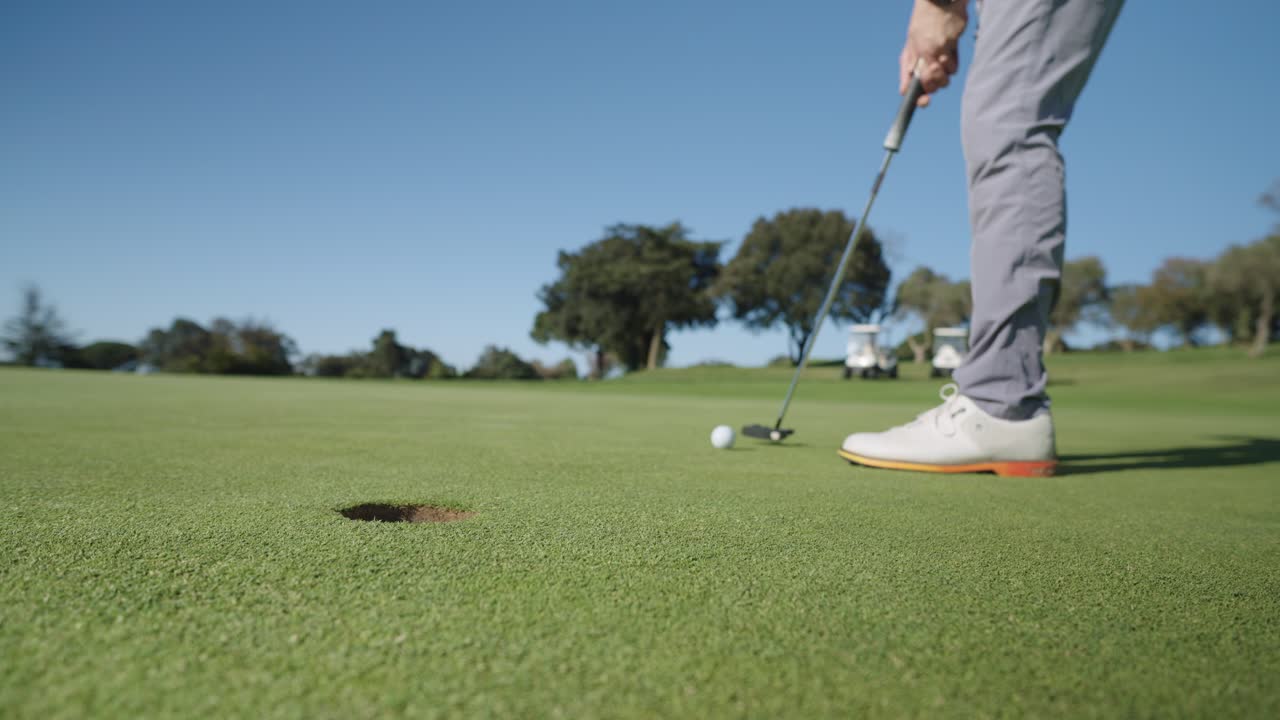 jugando al golf en un día soleado