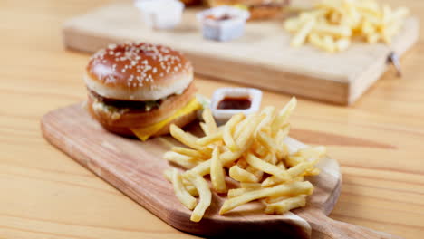 Menschen,-Hände-Und-Fast-Food-Mit-Chips-Essen