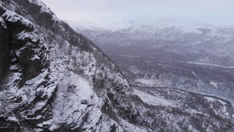 Bergkämme-Parallaxieren-Langsam-In-Der-Nördlichen-Landschaft-Der-Skandinavischen-Bergkette---Luftrutsche-Kran-Nach-Unten