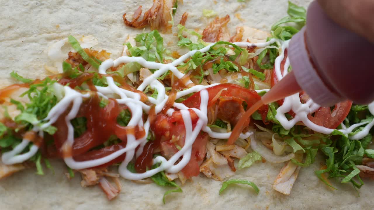 envoltura de pollo con verduras y salsa