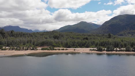 Rückzug-Aus-Der-Luft-Vom-Sandstrand-Auf-Der-Seven-Lagos-Route,-Falkner-Lake