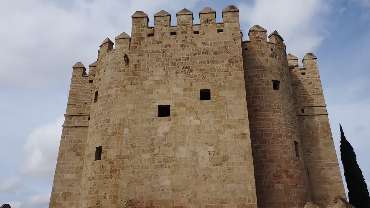 impresionante antigua fortaleza de córdoba contra un cielo azul de verano