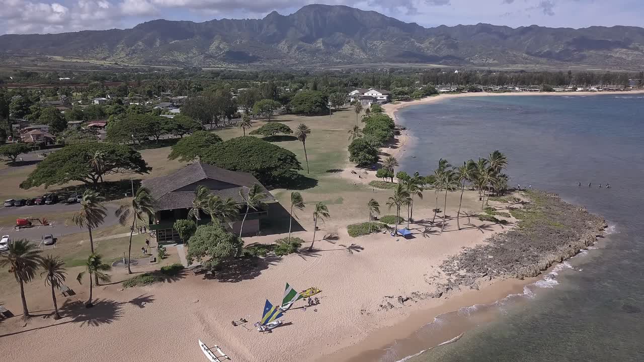 vista aérea del parque de playa haleʻiwa aliʻi en oahu hawaii en un día soleado