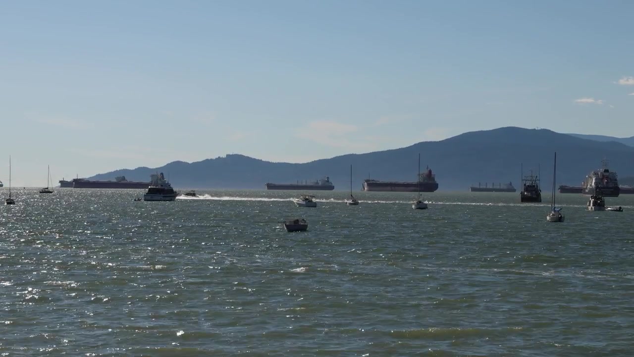 De nombreux navires-citernes amarrés sur l'eau, attendant d'entrer dans le port