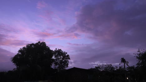 Vista-Panorámica-Con-Lapso-De-Tiempo-De-Nubes-Al-Atardecer