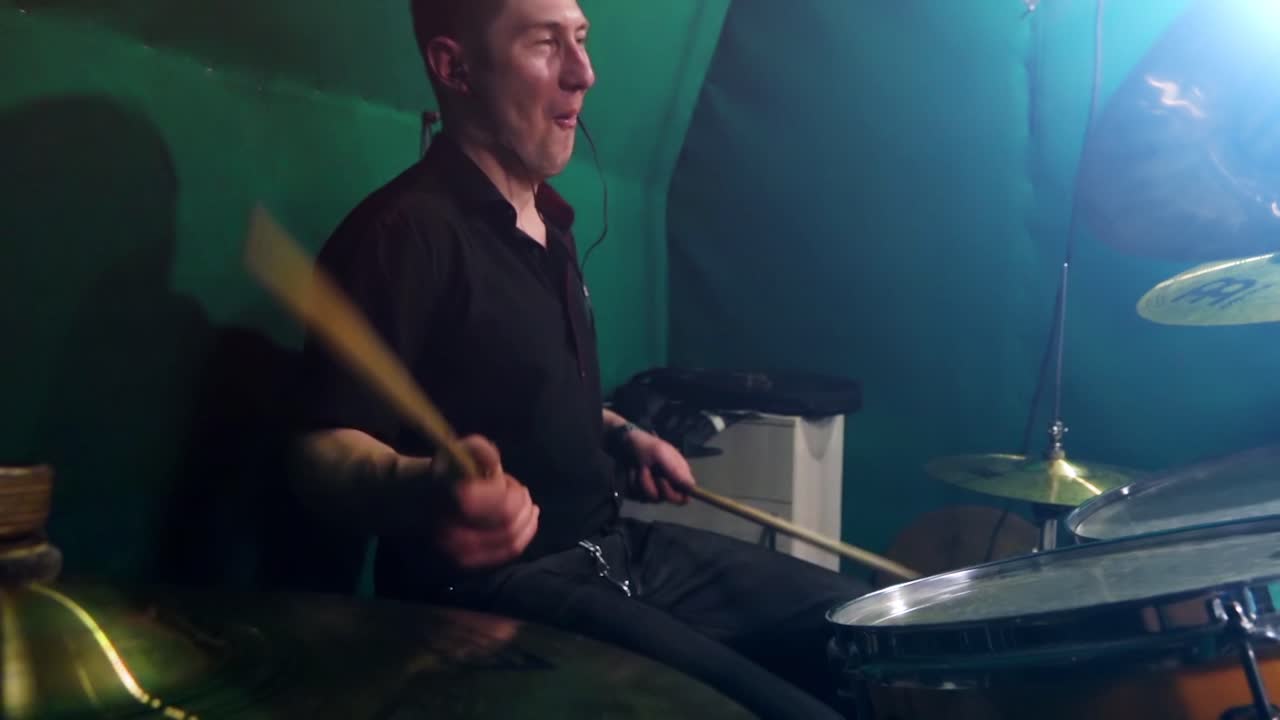 baterista tocando la batería en un estudio de pantalla verde