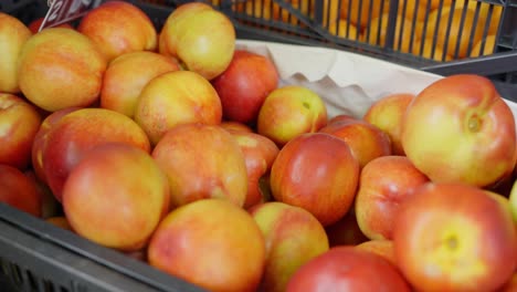 Limones-Frescos,-Nectarinas-Y-Frutas-Exóticas:-Vibrante-Descripción-General-De-Los-Pasillos-De-Los-Supermercados-Españoles