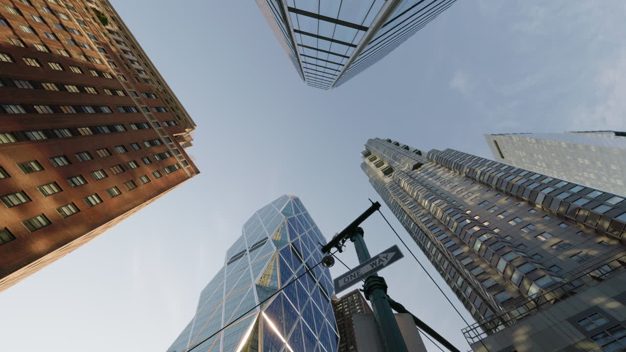 Vista em ângulo baixo de arranha-céus modernos e placa de rua em Manhattan, Nova York. Arquitetura urbana e perspectiva do centro da cidade.