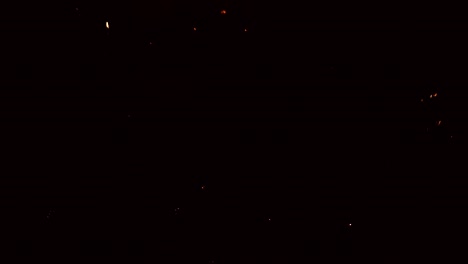 espectáculo de fuegos artificiales sin parar por la noche