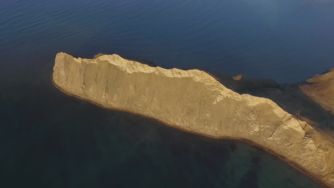 vista aérea del acantilado costero