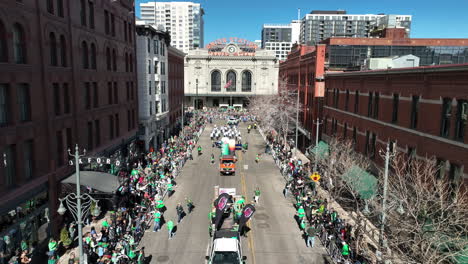 vista aérea de un desfile activo del día de san patricio en el centro de denver