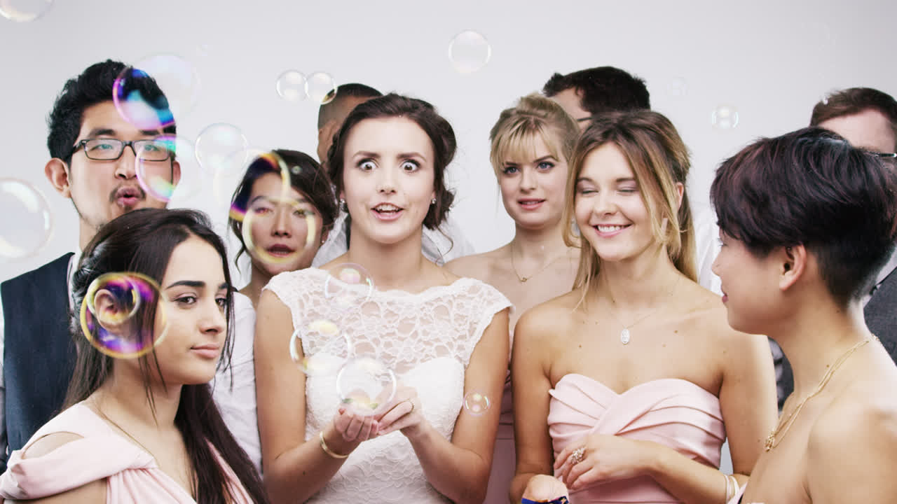 미친 얼굴 혼합 인종 그룹 친구들이 슬로우 모션 결혼 사진 부스 시리즈를 춤추고 있습니다.