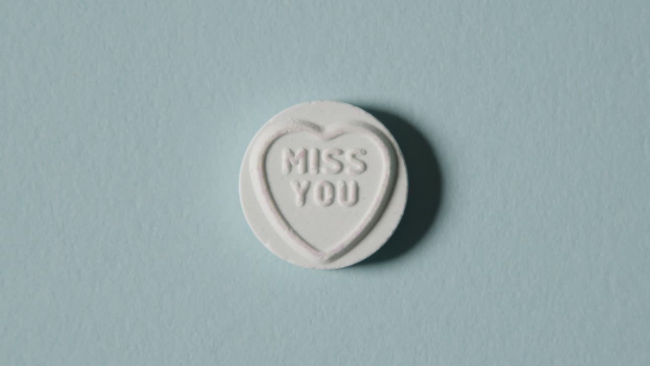 파란색 배경에 miss you 메시지가 있는 하트 캔디