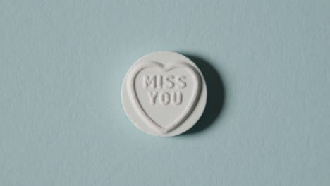 파란색 배경에 miss you 메시지가 있는 하트 캔디