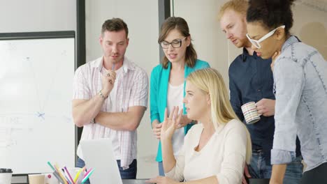 Junge-Leute-Beim-Brainstorming-Im-Büro