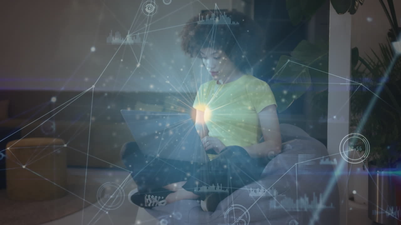 animación de la red de conexiones con procesamiento de datos sobre mujer afroamericana usando portátil