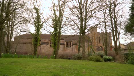 4k-Ansicht-Der-Fassade-Des-Taunton-Museums,-Ansicht-Des-Gartens-Mit-Einigen-Bäumen-An-Der-Seite-Des-Schlosses